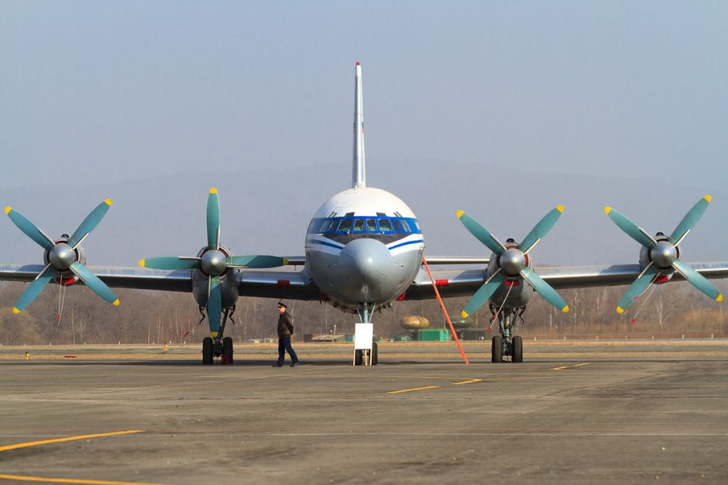 Ilyushin_Il-18_(7064389915).jpg