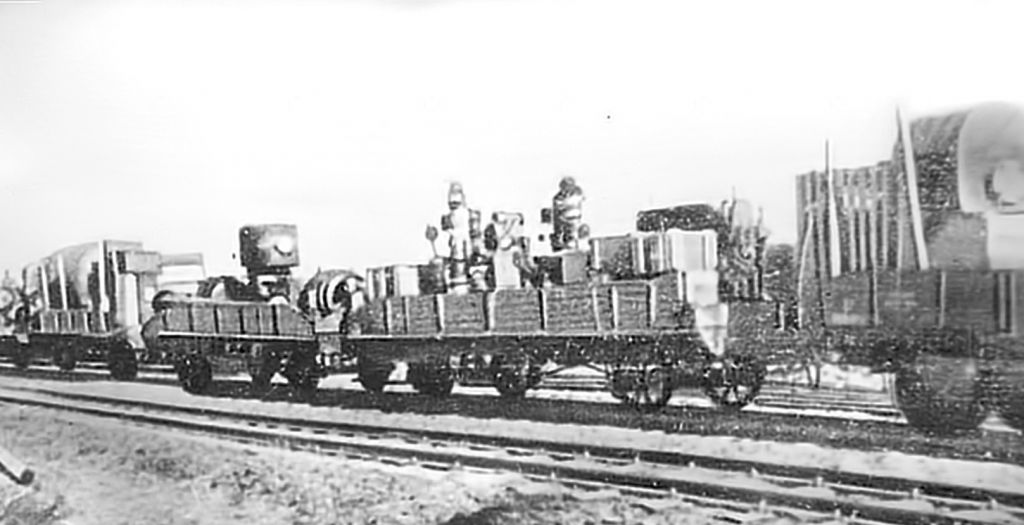 Эшелон с заводчанами и оборудованием.jpg