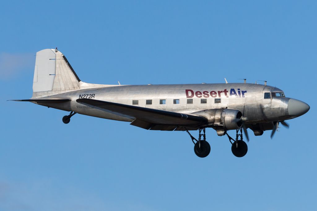 DesertAir_Douglas_DC-3_on_finals_at_Anchorage.jpg