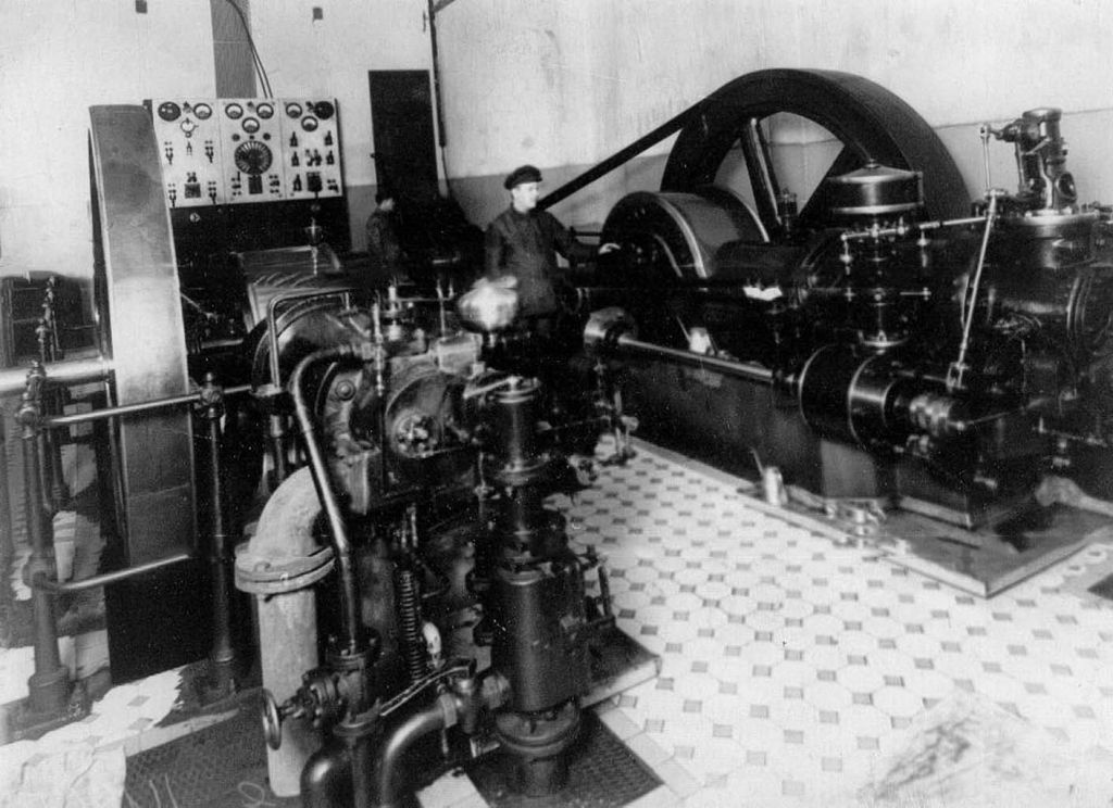 Машинное_отделение_завода_по_производству_телеграфного_оборудования.jpg