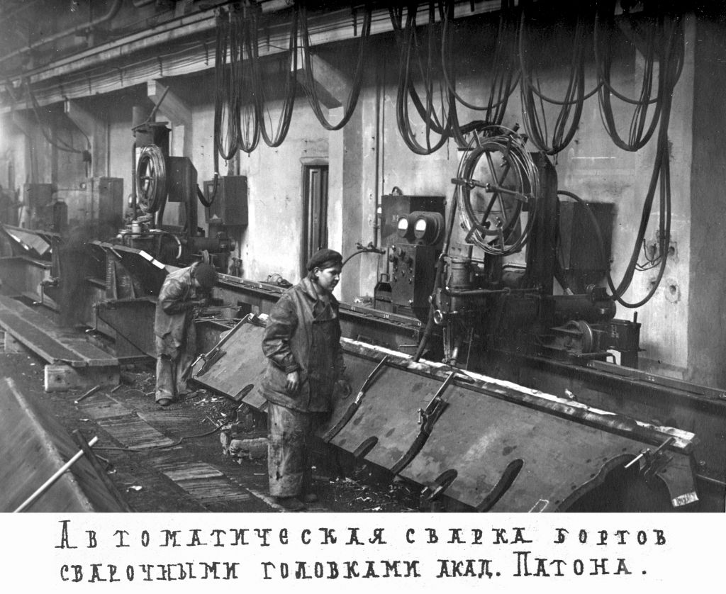 Автоматическая сварка бортов корпуса на заводе №183. 1942 г. Фотография из фондов РГАЭ..jpg