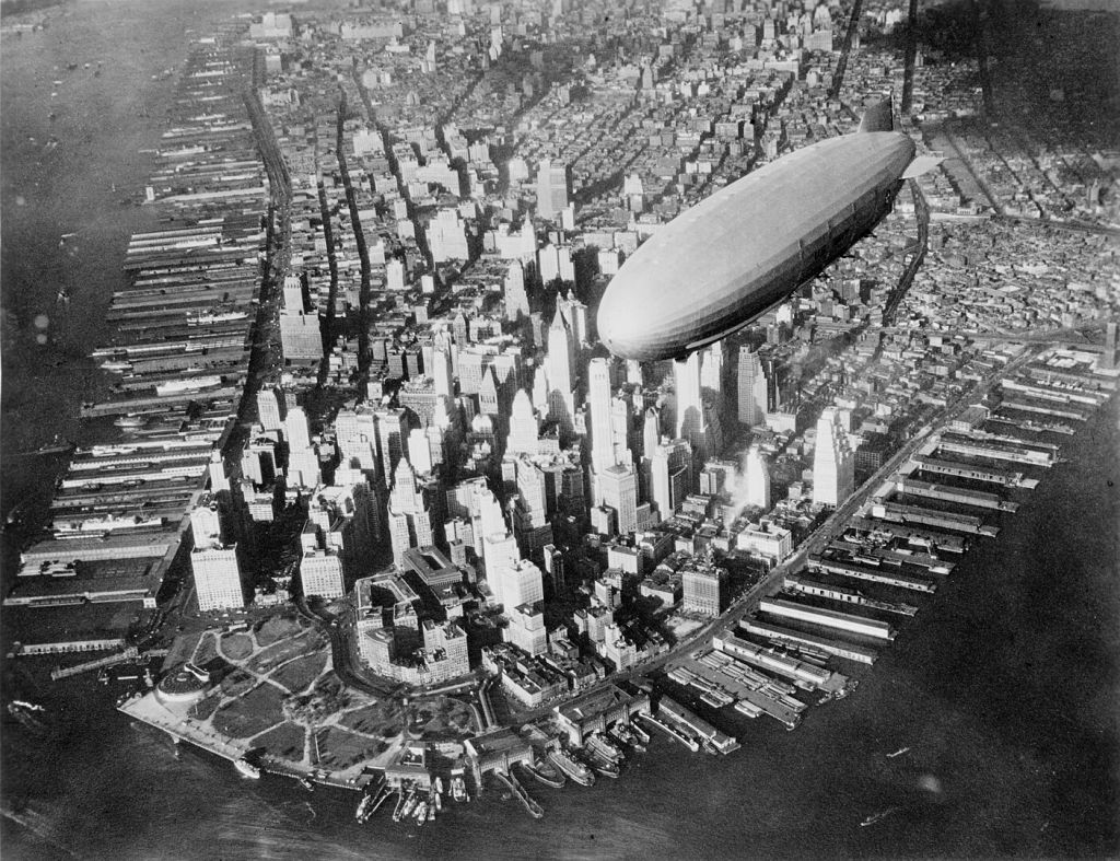 1405px_USS_Akron_ZRS_4_in_flight_over_Manhattan,_circa_1931_1933.jpg