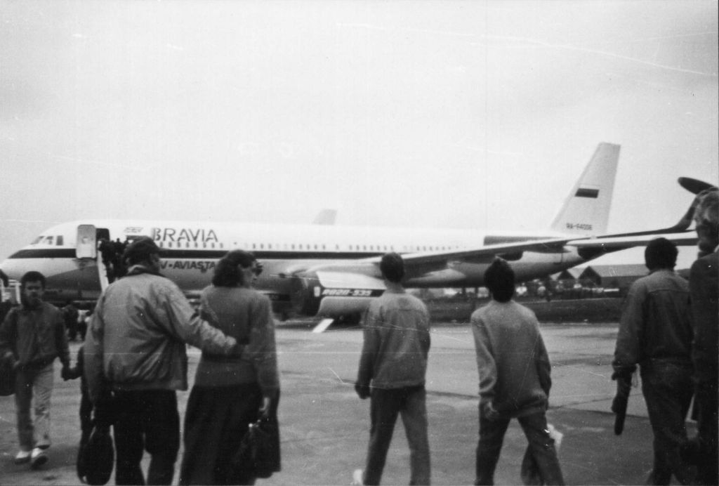 Tupolev_TU-204_MAKS93.jpg Tupolev_TU-204_MAKS93.jpg