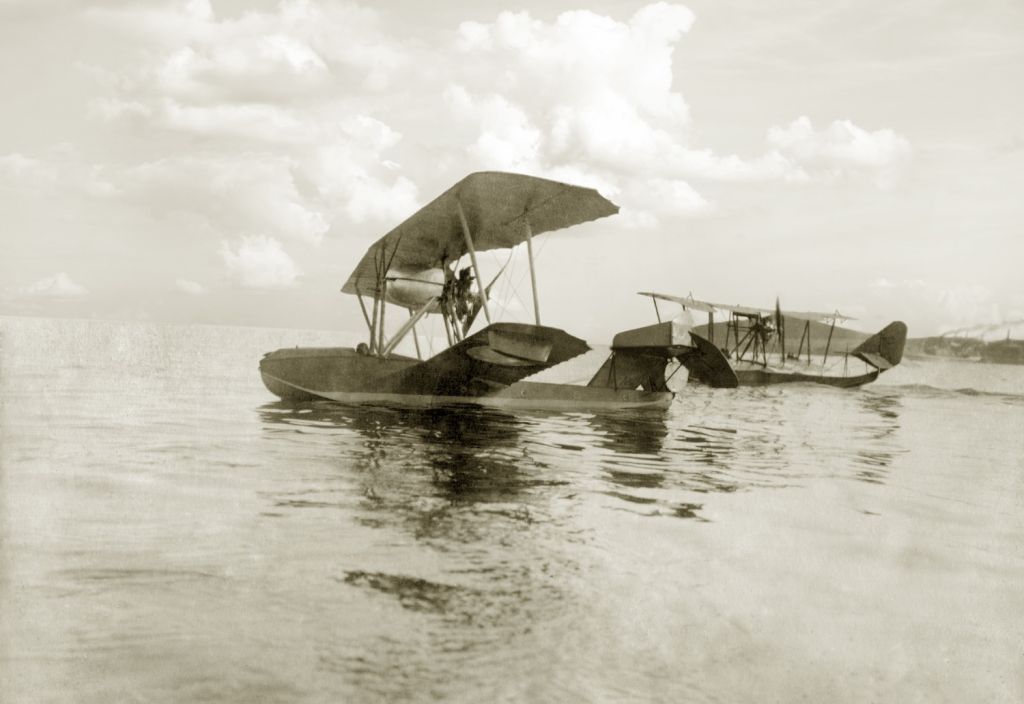 Letayushhaya_lodka_istrebitel_M_11_na_vtorom_plane_letayushhaya.jpg