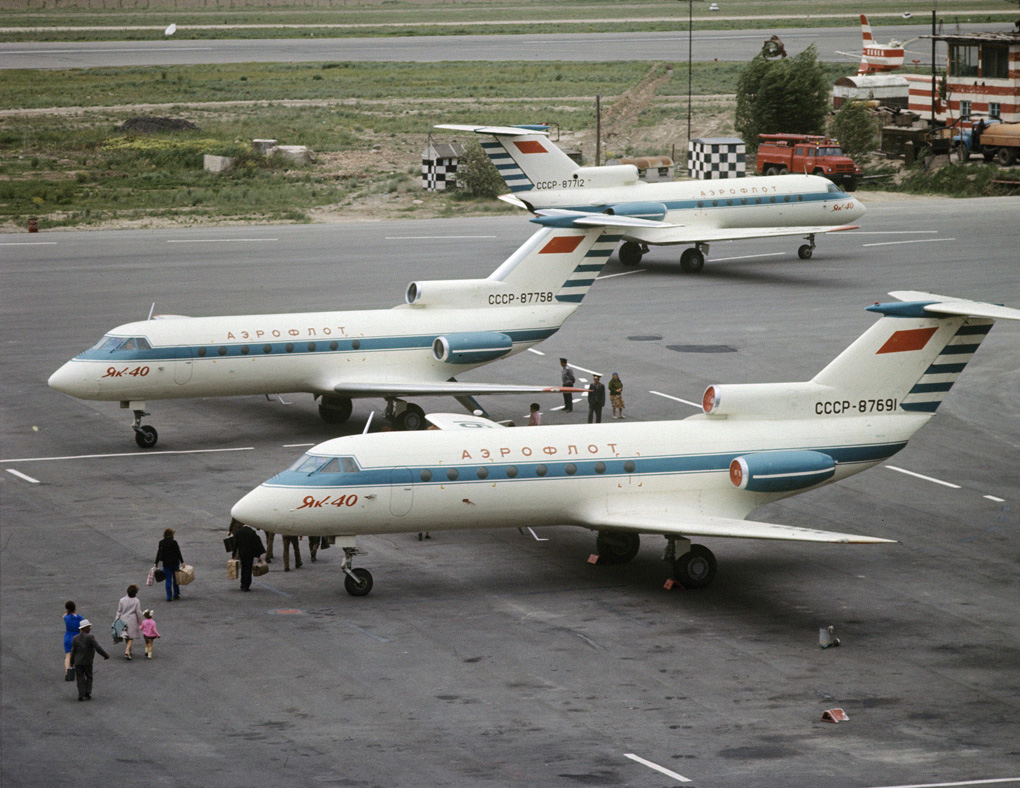 Як_40_в_аэропорту_города_Ош_Киргизия_1974.jpg