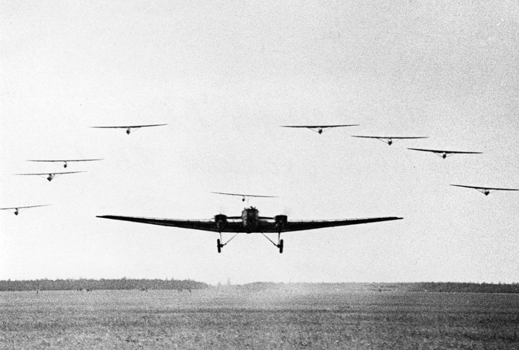 11.Aeropoezd-TB-1-i-devyat-planerov-G-9.-1.jpg 11.Aeropoezd-TB-1-i-devyat-planerov-G-9.-1.jpg