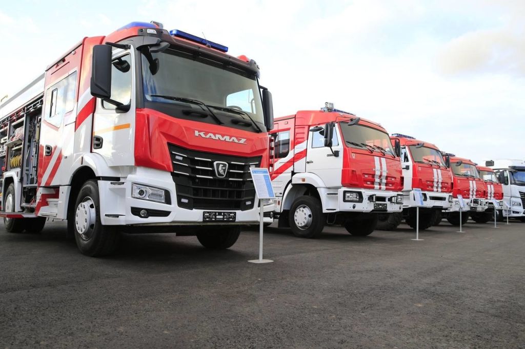 pozharnye_mashiny_novogo_pokoleniya_predstavili_glave_mchs_rossii.jpg