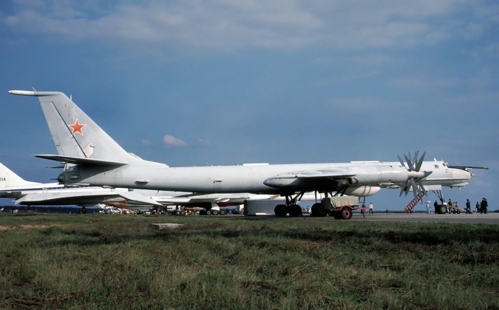 Tu-142_(12509379673).jpg