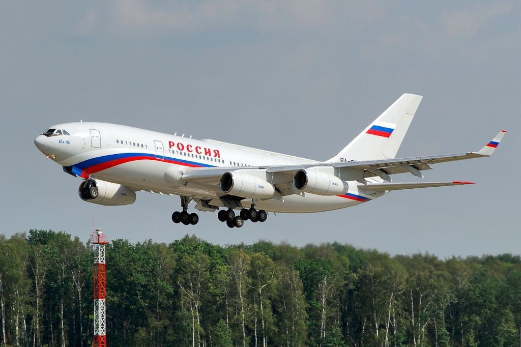 Ильюшин_Ил_96_74393201009,_Москва_Домодедово_RP3097.jpg