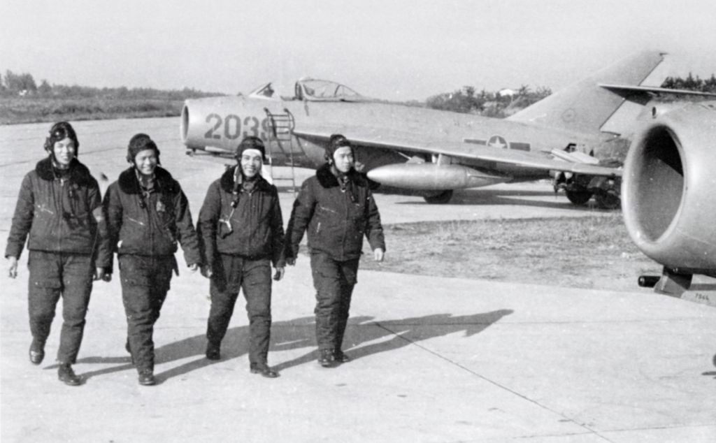 VPAF_pilots_with_MiG-17s.jpg