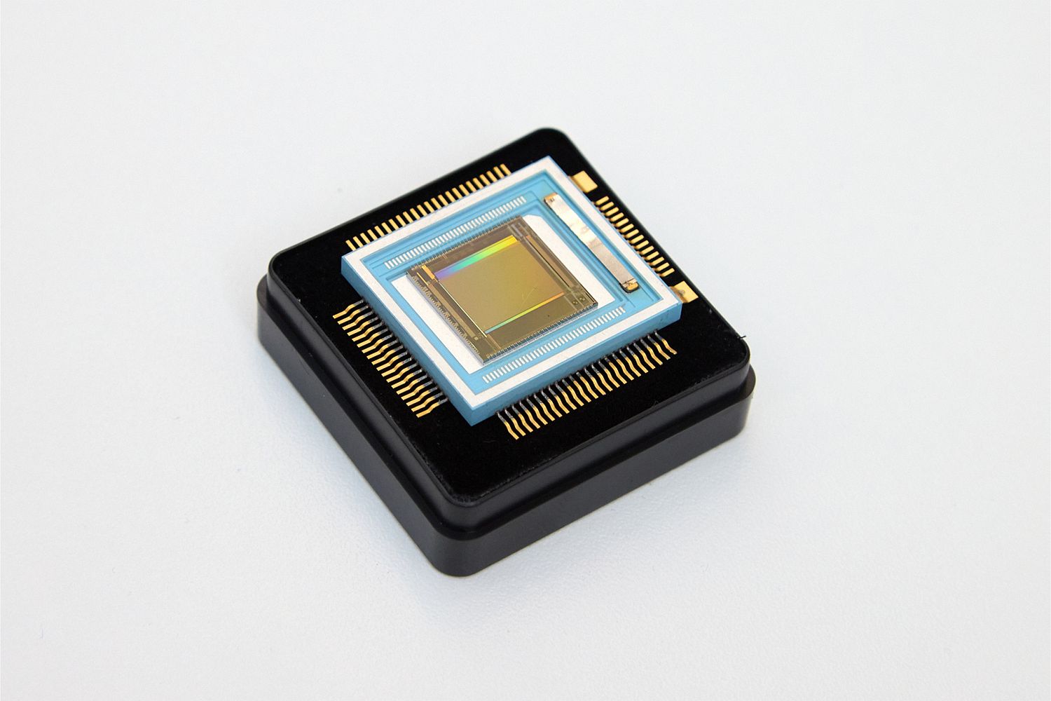 «Швабе» представил на «Микроэлектронике 2025» линейку современных матричных фотоприемников для тепловизоров