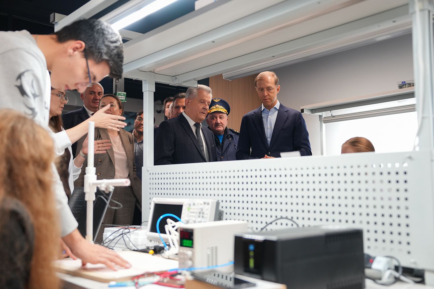 Денис Мантуров посетил инновационный технопарк Ростеха во Фрязино