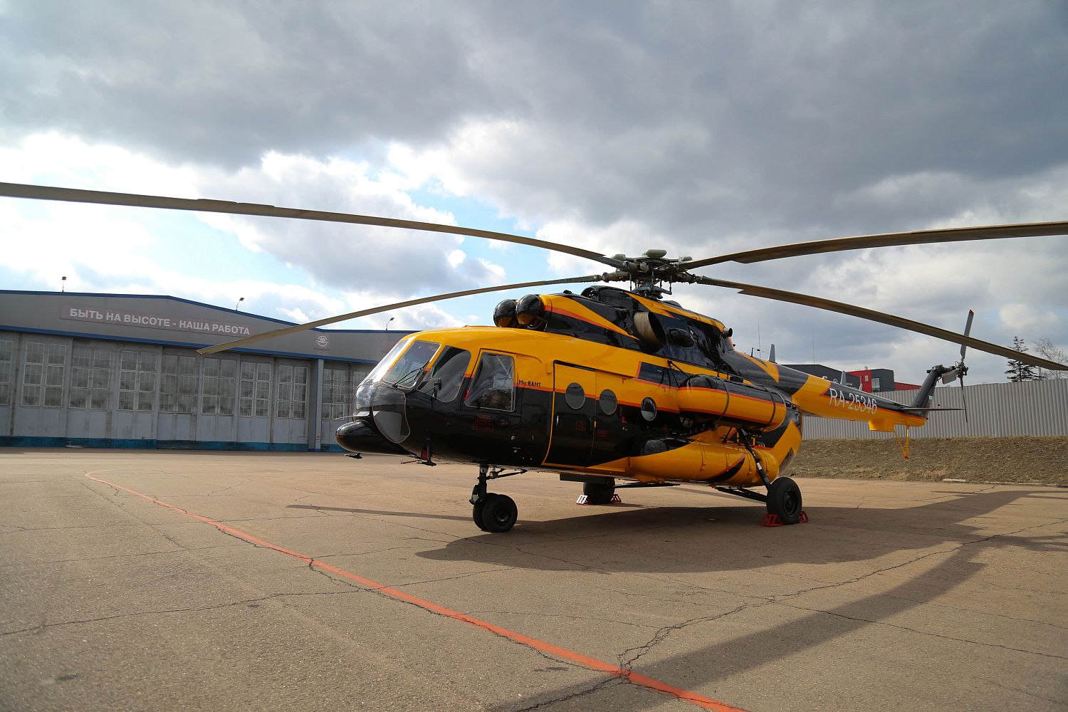 «Вертолеты России» поставили Ми-8АМТ Российской стекольной компании