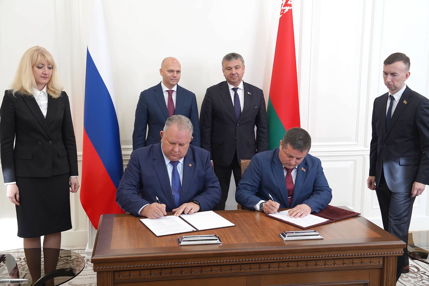 Янтарный комбинат Ростеха откроет фирменный магазин в аэропорту Минска