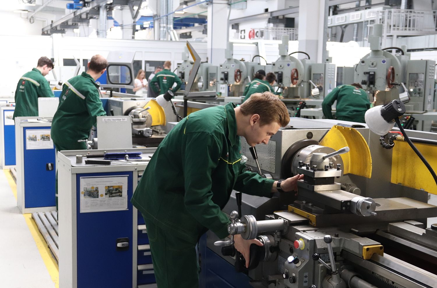 На московском предприятии «Салют» студенты «Крыльев Ростеха» освоили рабочие профессии