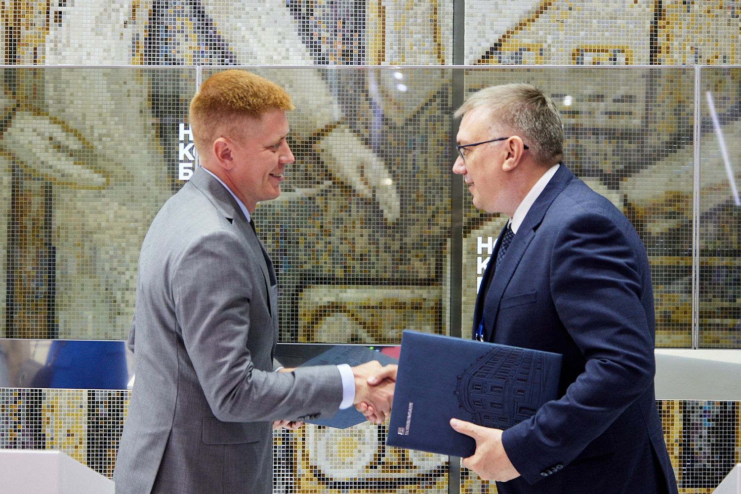 Новикомбанк и «Швабе» договорились о поддержке проектов в Магадане