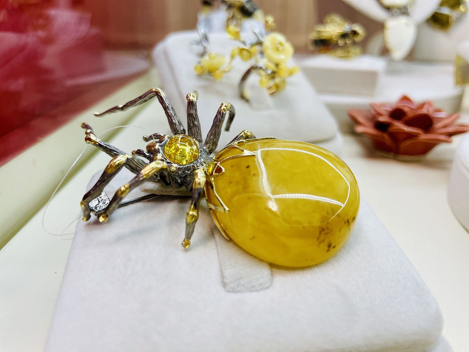 Янтарный комбинат представляет эксклюзивные изделия в «Президент-Отеле»