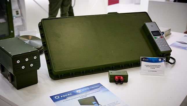 R-444 NM Portable Satellite Communications Terminal