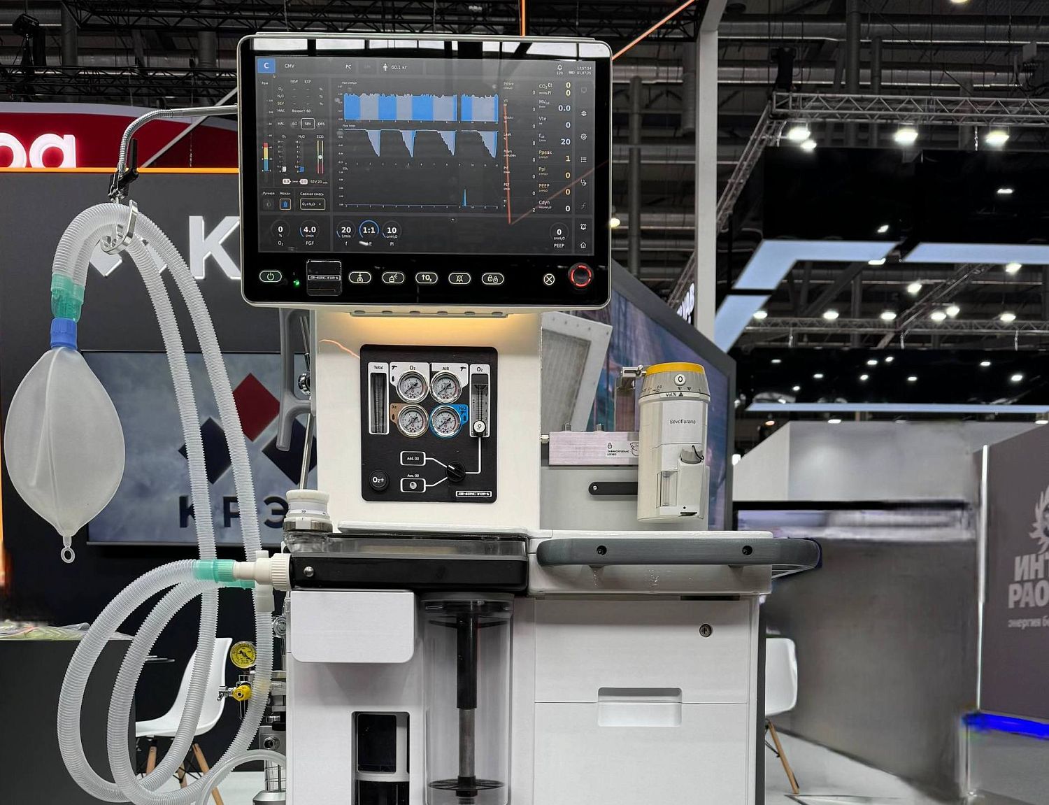Ростех впервые представляет наркозно-дыхательный аппарат «АНЕСТЕК» на выставке «Иннопром-2025»