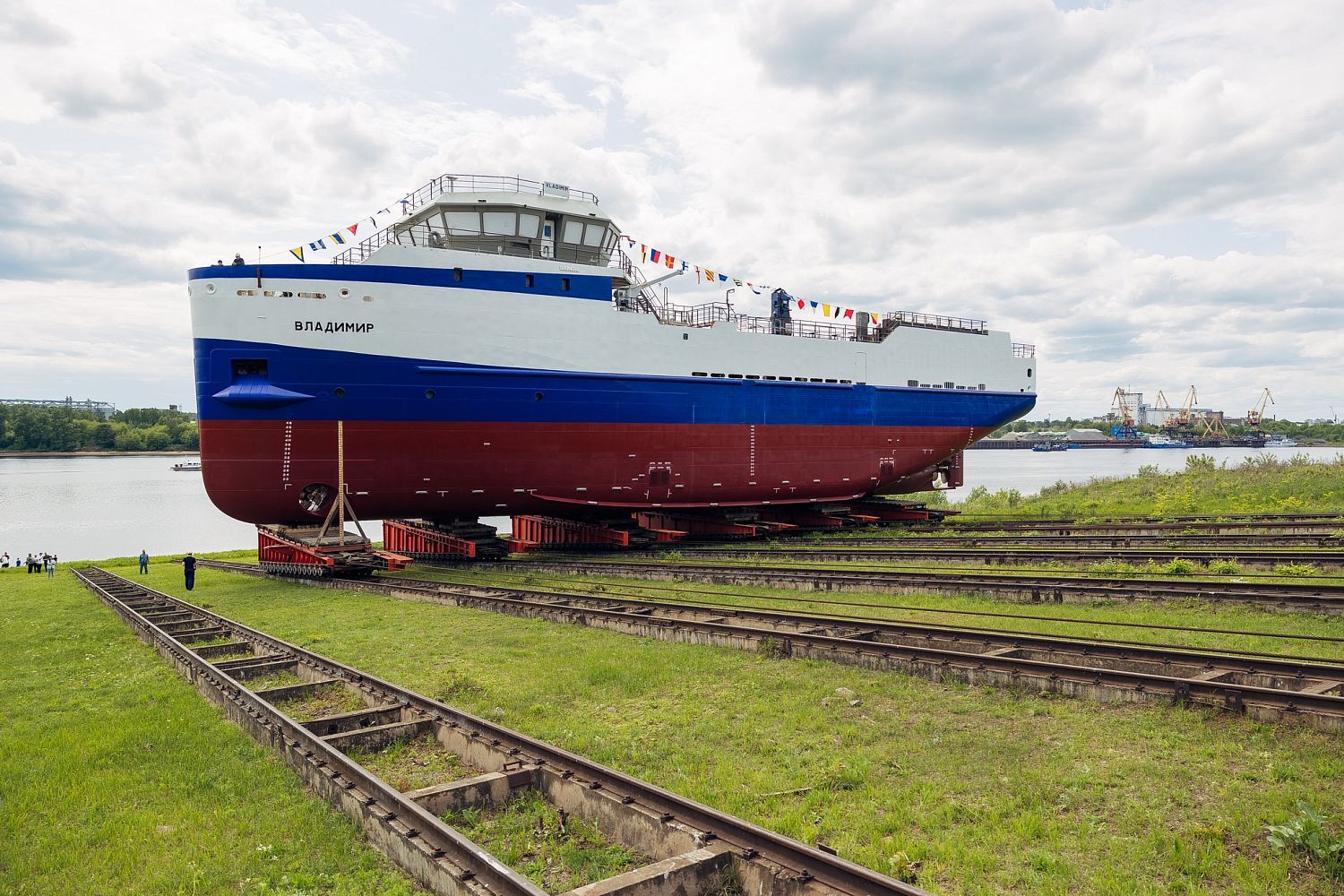 «Верфь братьев Нобель» спустила на воду краболов «Владимир»