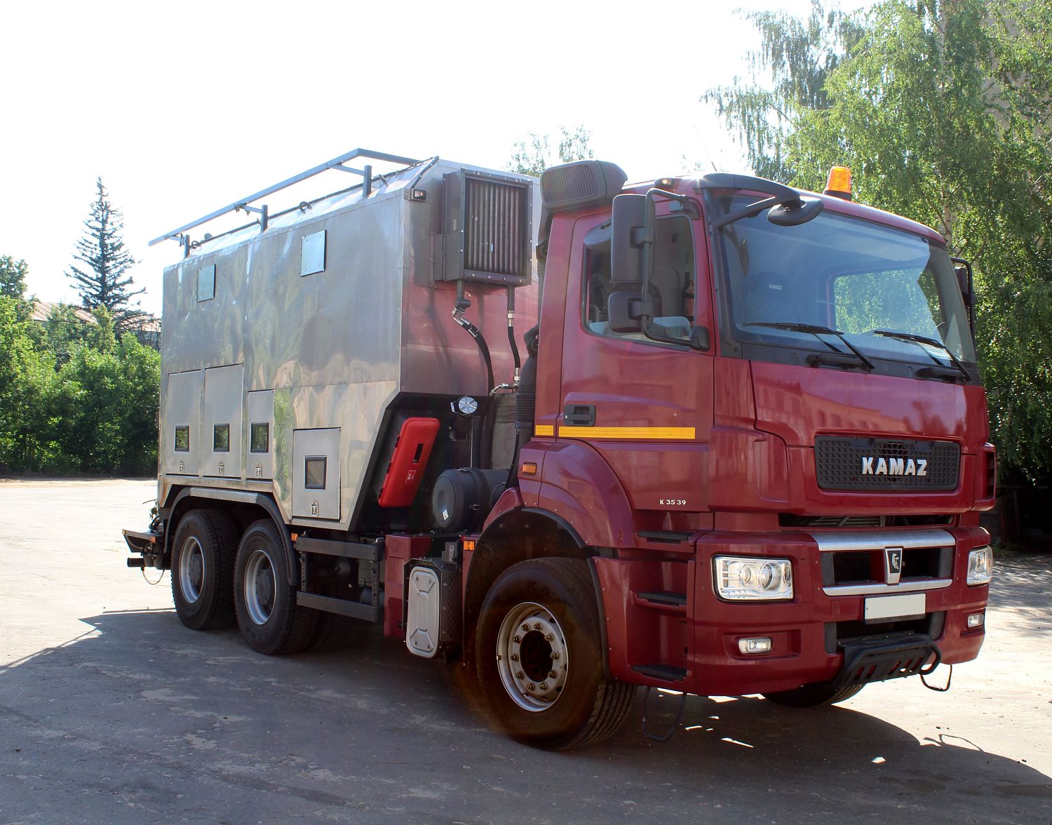 Красноармейский НИИ механизации представил на «Армии-2023» спецтехнику для буровзрывных работ 